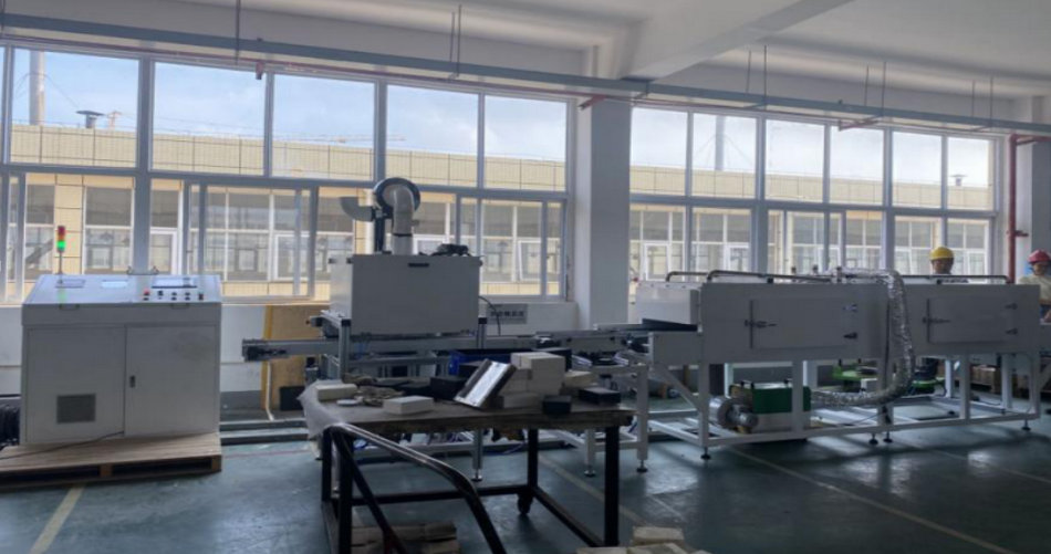 7163银河官方网址特瓷陶瓷橡胶复合衬板硫化喷胶线