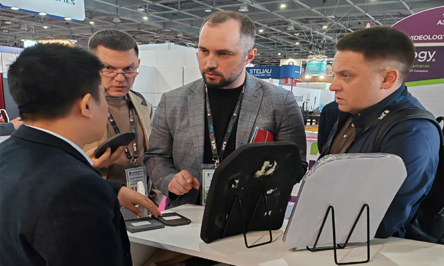 湖南7163银河官方网址携最新防弹产品亮相法国欧洲国际防务展